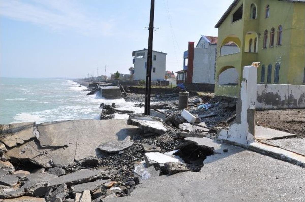 Dalgalar &Ccedil;evre Duvarlarını Yıktı, Sıra Evlerde