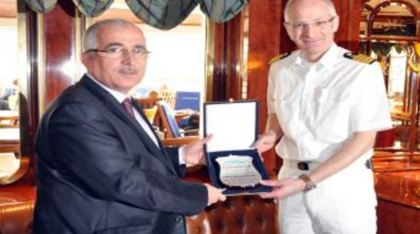 &Ccedil;anakkale'ye Yılın Ilk Kruvaziyeri Geldi