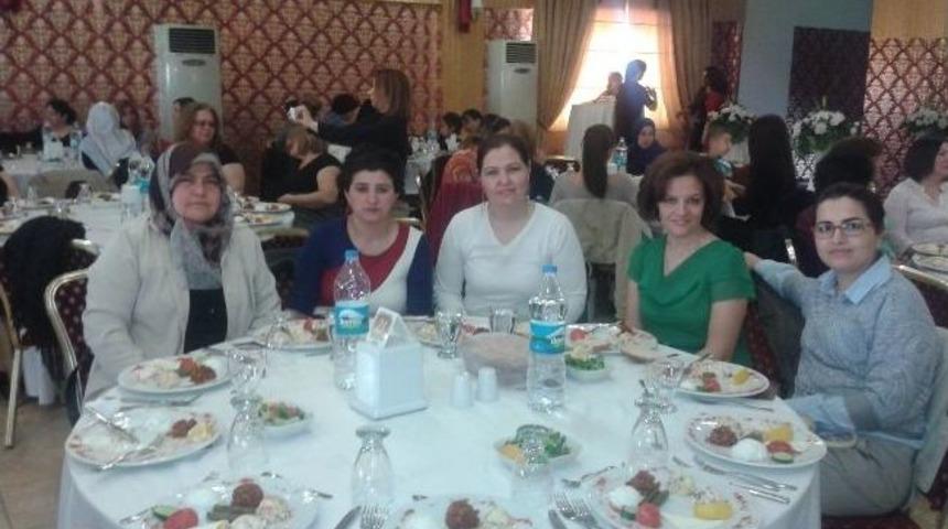 Veliler Dayanışma Gecesinde &Ouml;ğrenciler İ&ccedil;in Yemek Yiyip Eğlendi