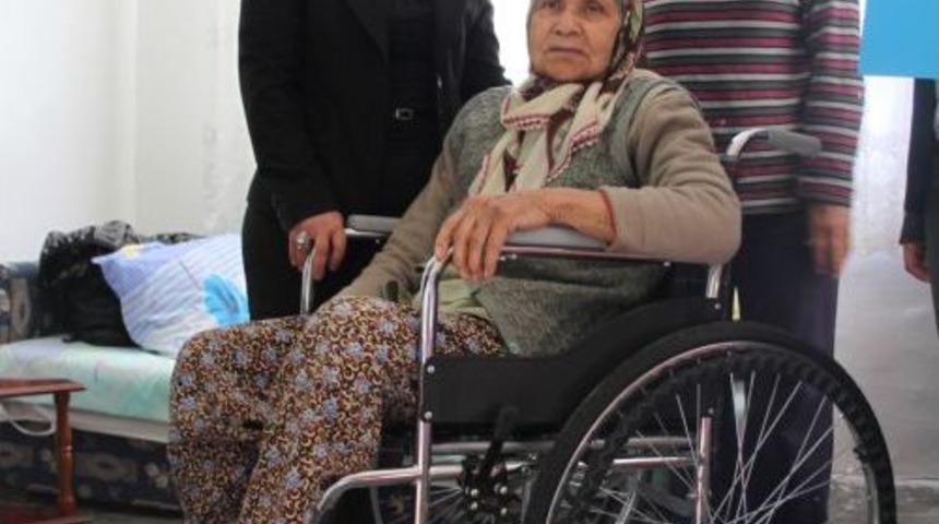 Aksu Belediyesi&rsquo;nden Yaşlı Kadına Tekerlekli Sandalye