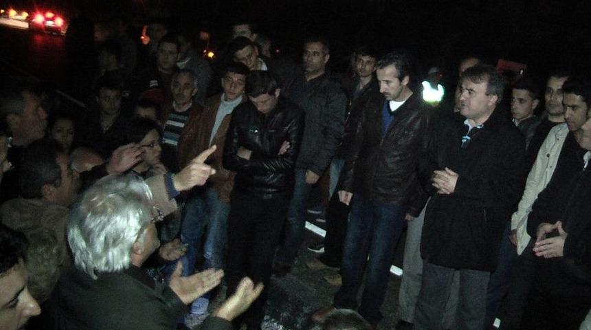 &Ouml;l&uuml;me Yola&ccedil;an Kaza Sonrası Yolu Ulaşıma Kapadılar