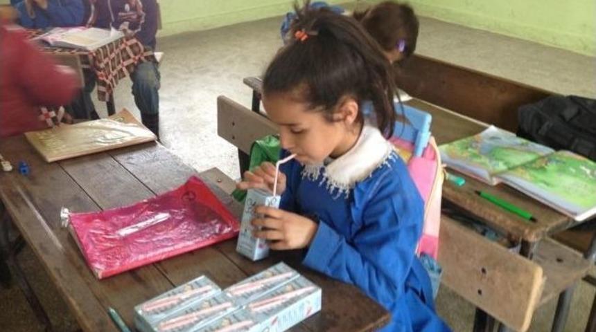 Milli Eğitim M&uuml;d&uuml;r&uuml; &Ouml;ğrencilere S&uuml;t İ&ccedil;irdi