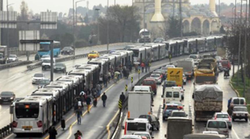 TIR, metrob&uuml;s yoluna girdi!