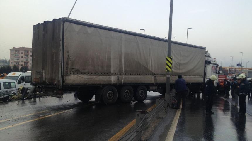 Metrob&uuml;s Yoluna Giren TIR Trafiği Kilitledi