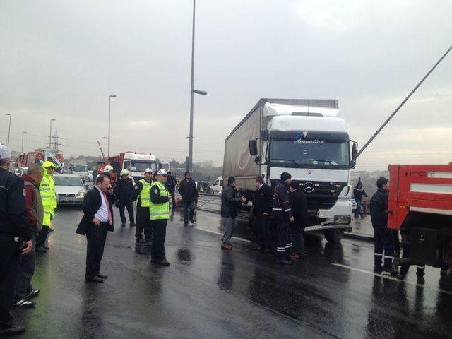 Metrob&uuml;s Yoluna Giren TIR Trafiği Kilitledi 1