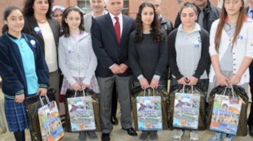 Didem Ve Aleyna, Manisa'nın Iki Yıldır En &Ccedil;ok Kitap Okuyan &Ouml;ğrencisi