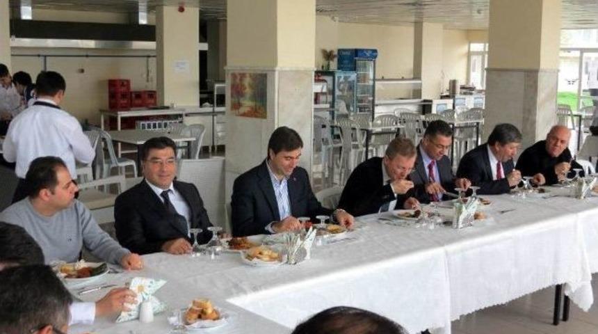 Erdek Kaymakamı Kaygısız &Ouml;ğrencilerle Yemek Yedi