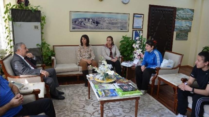 Bilek G&uuml;reşi Takımı Rekt&ouml;r Mutlu&rsquo;yu Ziyaret Etti