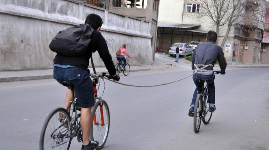 Arkadaşının Bisikleti Bozulunca Beline Ip Sarıp 10 Kilometre &Ccedil;ekti