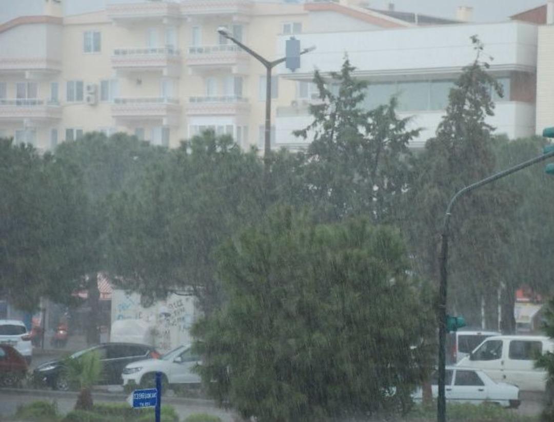 Didim'de Yağış Ve Fırtına Hayatı Olumsuz Etkiledi