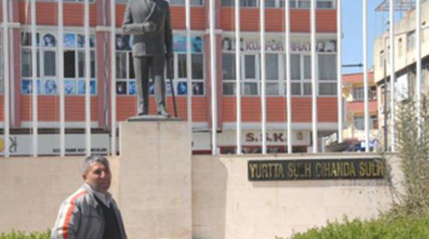 Batman'da Atat&uuml;rk Anıtı'nda  ''Ne mutlu T&uuml;rk&uuml;m diyene'' s&ouml;z&uuml; değişti !