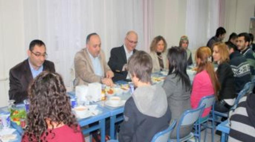 Kaymakam Ve Eşi Yurtta Kalan &Ouml;ğrencilere Konuk Oldu