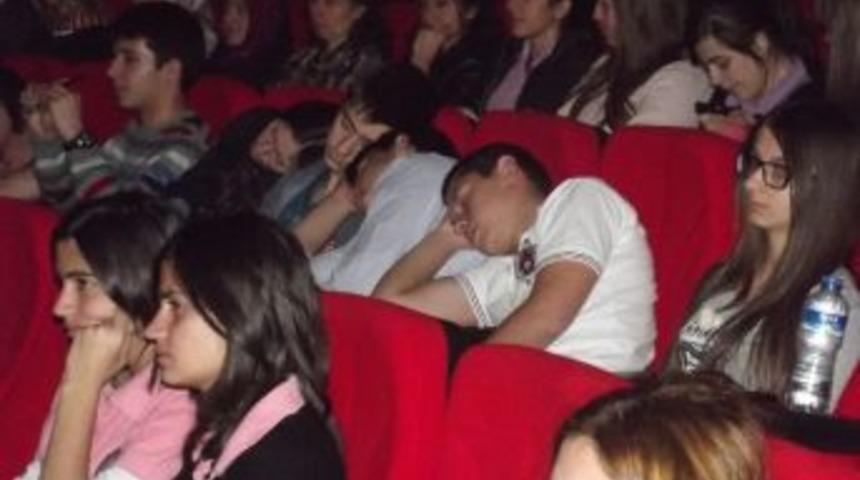 K&uuml;t&uuml;phane Etkinliğine Katılan &Ouml;ğrenciler Salonda Uyudu