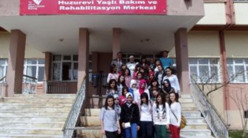 Gediz Kız Meslek Lisesi &Ouml;ğrencileri Uşak Huzurevini Ziyaret Etti