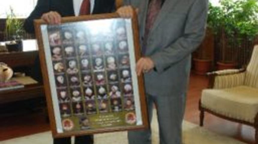 Tarih&ccedil;i Valiye Anlamlı Hediye