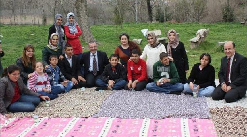&Uuml;niversiteli &Ouml;ğrencilerden Engelli &Ccedil;ocuklara Gezi Programı