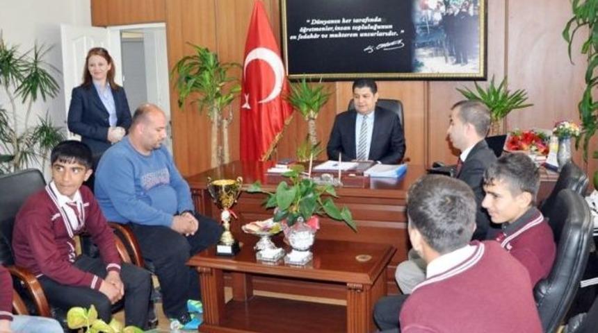 Şampiyon Sporculardan Cizre Milli Eğitim M&uuml;d&uuml;r&uuml; G&uuml;lis'e Ziyaret