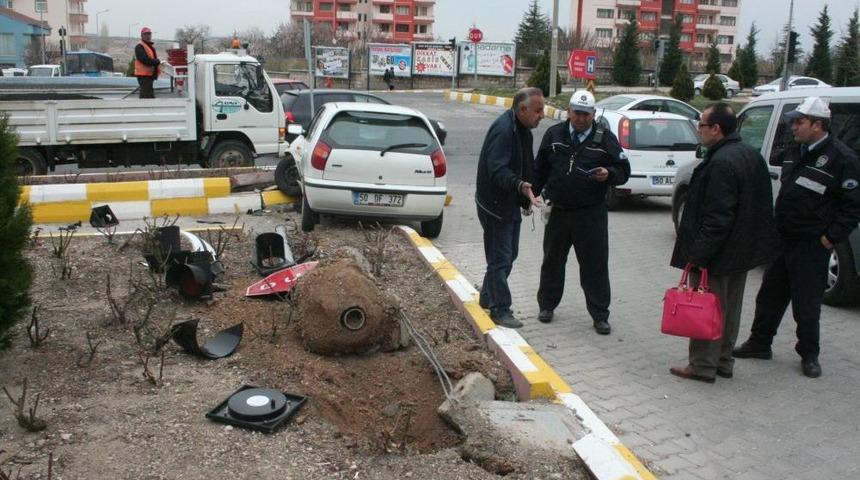 Otomobil, Trafik Işığını Devirdi