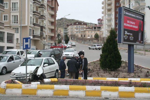 Otomobil, Trafik Işığını Devirdi 1