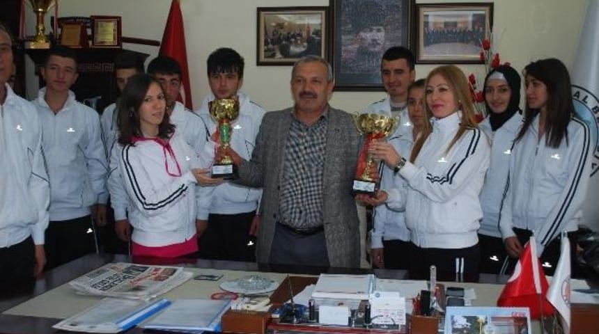 Turhal Belediyesi&rsquo;nde &Ccedil;ifte Kupa Sevinci