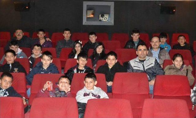 Kasseria’dan Sokak Çocuklarına Sinema Keyfi