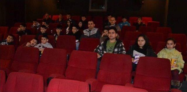 Kasseria’dan Sokak Çocuklarına Sinema Keyfi