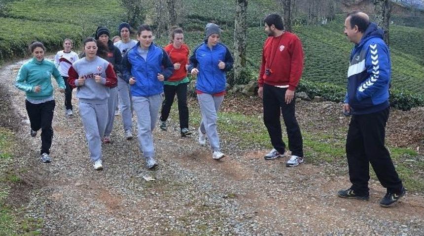 Ardeşen Gsk Bayan Hentbol Takımı &Ccedil;ay Bah&ccedil;eleri Arasında Kondisyon Depoluyor