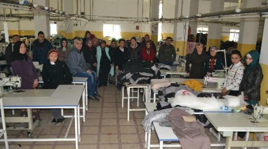 Alaplı&rsquo;da &Uuml;cretlerini Alamayan Tekstil İş&ccedil;ileri İş Bıraktı
