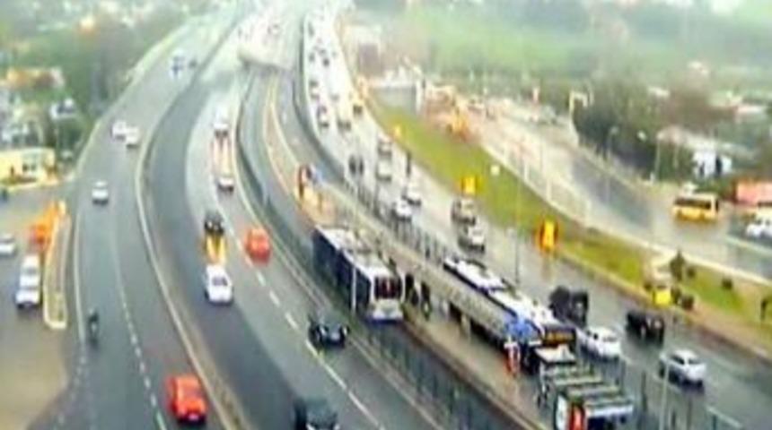 Metrob&uuml;s Durağındaki TIR Kazası Trafik Kamerasında