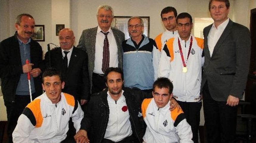 G&ouml;rme Engelli Şampiyonlardan Tanık&rsquo;a Ziyaret