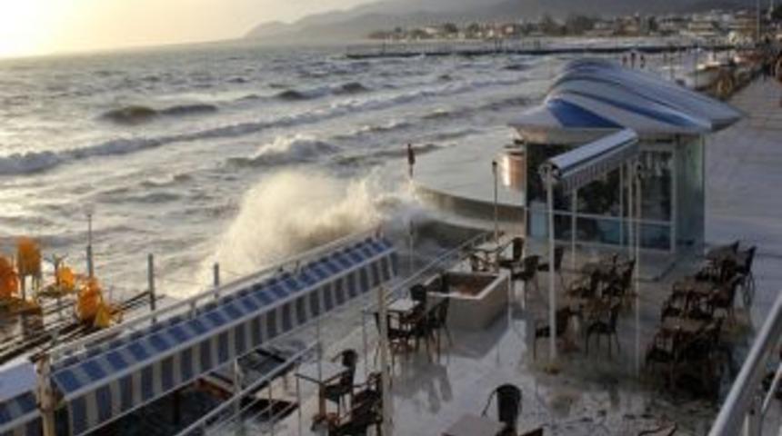 Ak&ccedil;ay Ve G&uuml;re'de Lodos Fırtınası Etkili Oldu