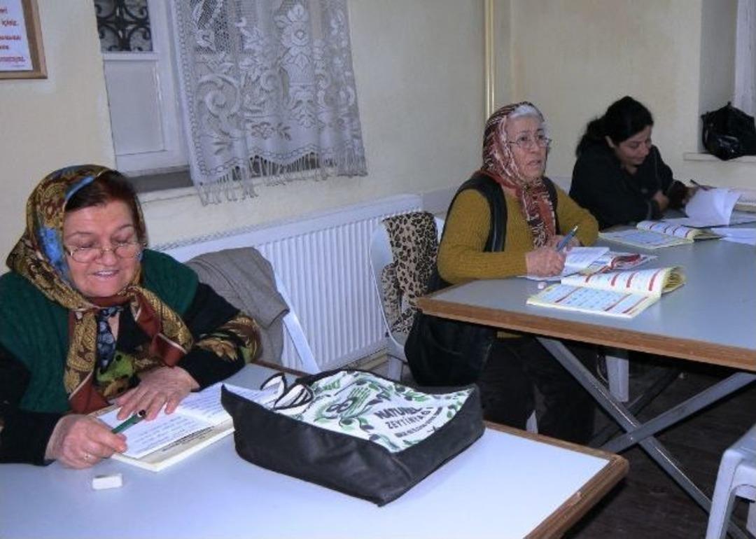 Edremit&rsquo;teki Kurslarda 2 Bin 942 Kişi Okuma Yazma &Ouml;ğrendi