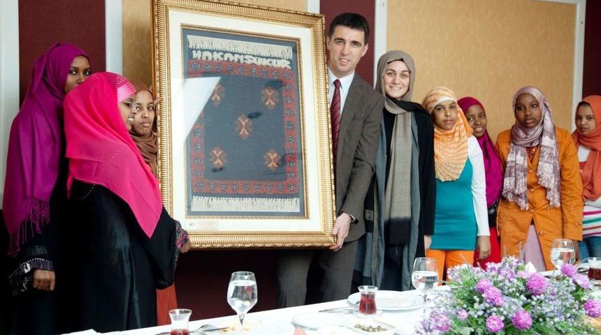 Somalili Kızlar, Hakan Ş&uuml;k&uuml;r'e Teşekk&uuml;r I&ccedil;in Halı Dokudu