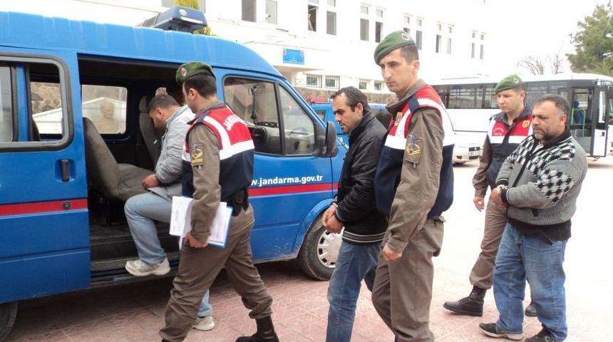 Jandarmanın Yol Kontrolunda Insan Ka&ccedil;ak&ccedil;ıları Yakalandı