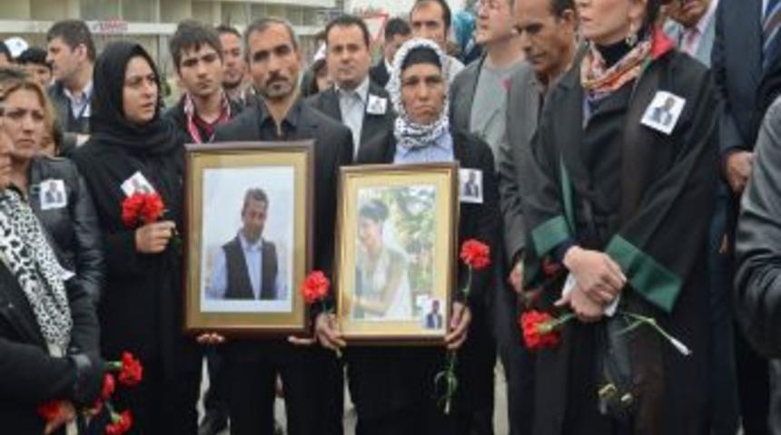 Adliye &Ouml;n&uuml;nde &Ouml;ld&uuml;r&uuml;len 5 Kişi Karanfillerle Anıldı