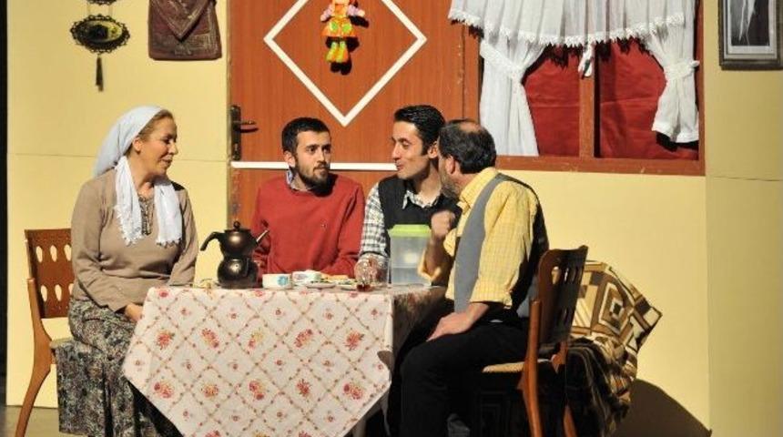 &ldquo;karanfil Kokusu&rdquo; Adlı Tiyatro Oyunu İlgiyle İzlendi