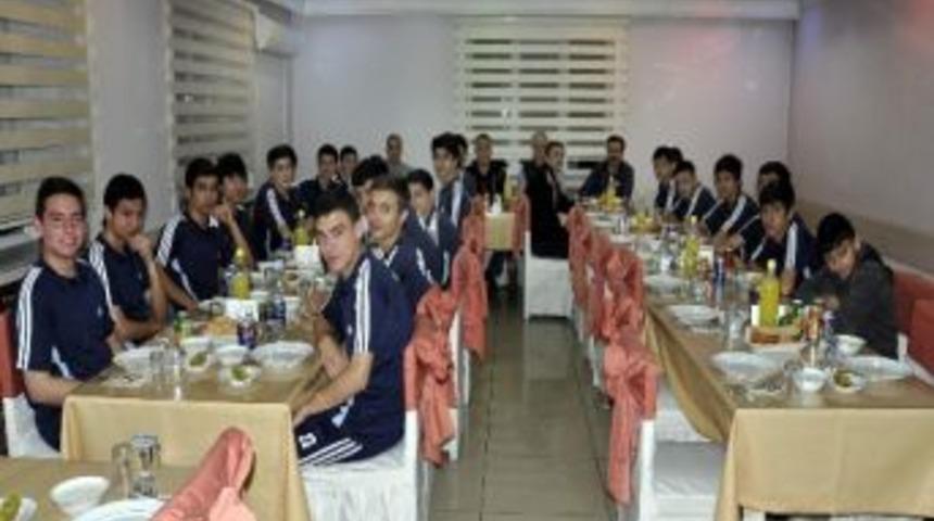U-17 Yaş Gurubu Şampiyonu Sivas Demirspor Onuruna Yemek Verildi