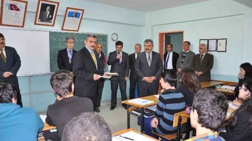 Başkan Alıcık, K&uuml;lt&uuml;r Armağanı Olarak Kitap Dağıttı