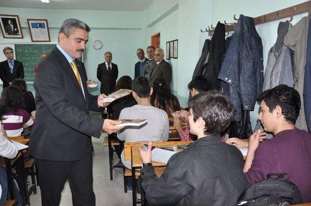 Başkan Alıcık, K&uuml;lt&uuml;r Armağanı Olarak Kitap Dağıttı 1