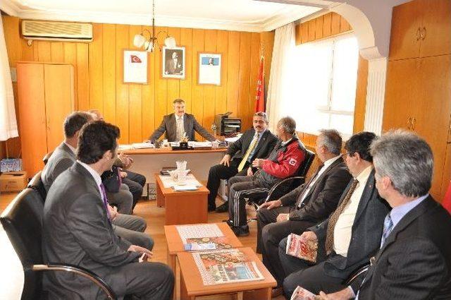 Başkan Alıcık, K&uuml;lt&uuml;r Armağanı Olarak Kitap Dağıttı 3