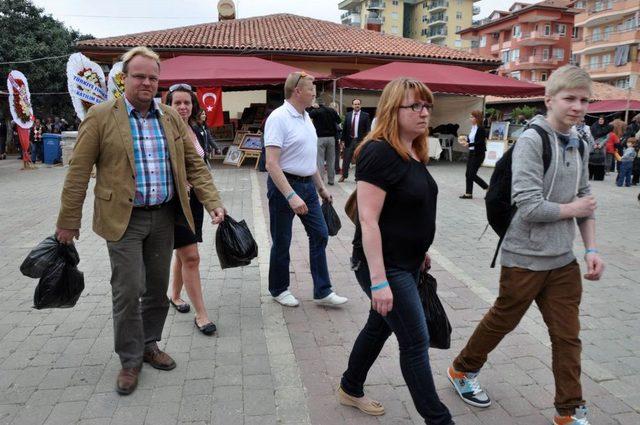 Yurt Yapımı Için Açılan Kermesten Turistler De Alışveriş Yapıyor