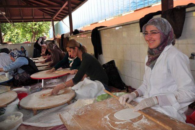 Yurt Yapımı Için Açılan Kermesten Turistler De Alışveriş Yapıyor