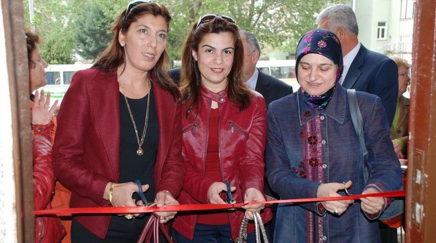 Resim Sergisini Protokol Eşleri A&ccedil;tı