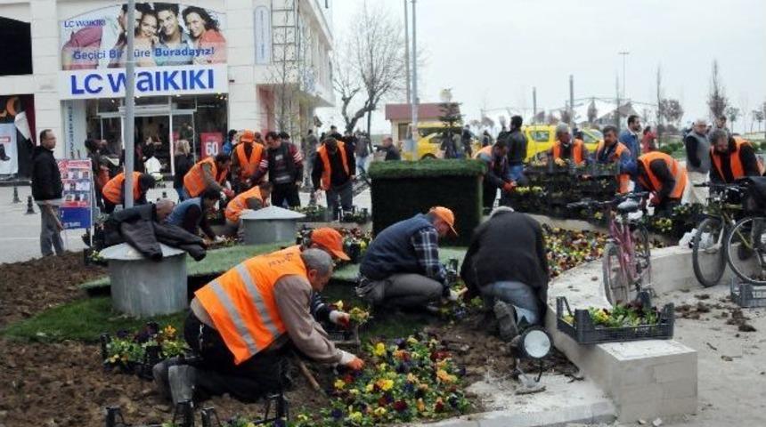 Uğur Mumcu K&uuml;lt&uuml;r Merkezi &Ouml;n&uuml;ne 15 Bin Menekşe