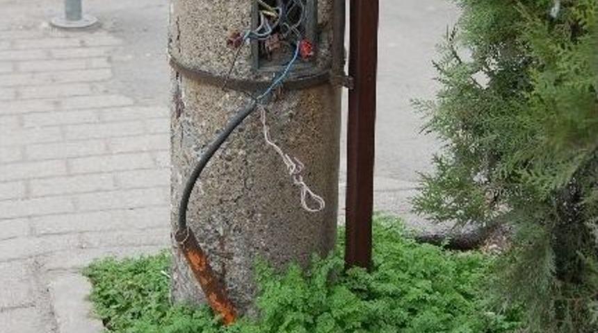 Ucu Boş Kablolar Tehlike Sa&ccedil;ıyor