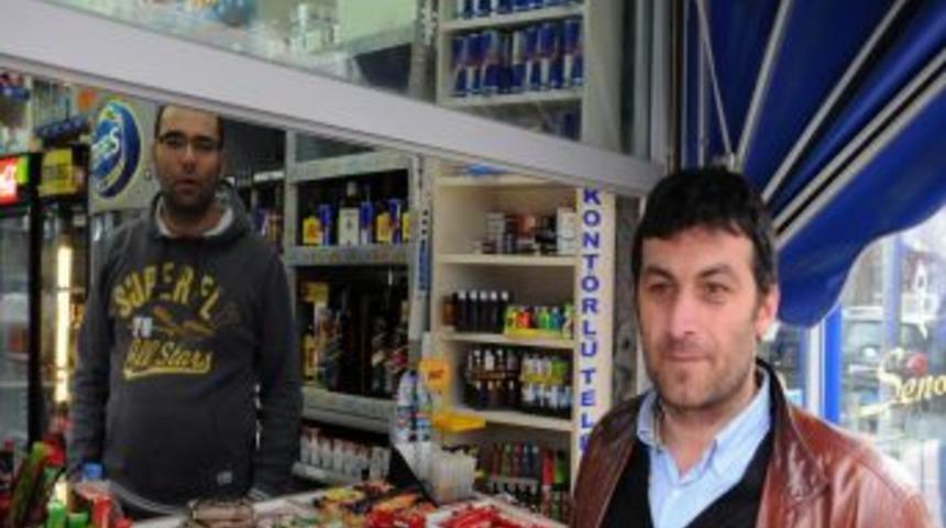 Kameranın Y&ouml;n&uuml;n&uuml; &Ccedil;evirmeye &Ccedil;alışan Hırsızlar Y&uuml;zlerini A&ccedil;ık Etti