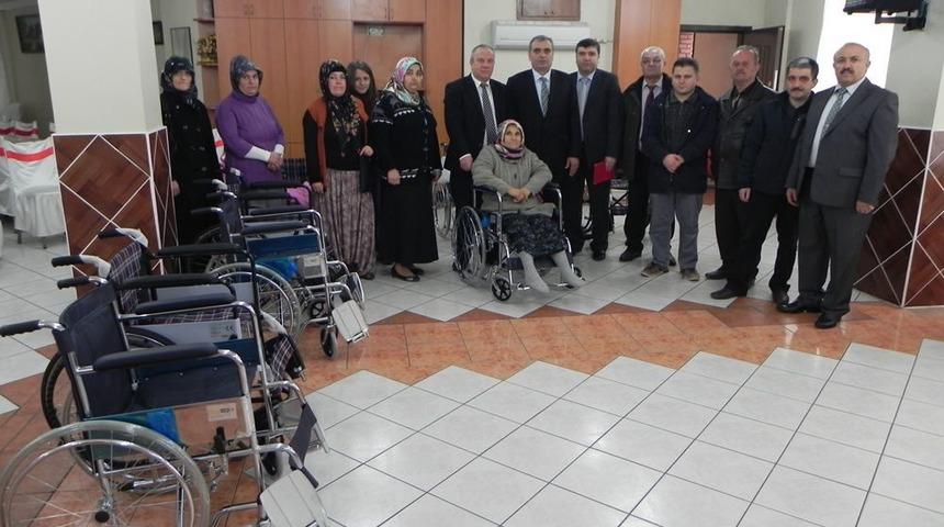 Erdemir Iş&ccedil;ilerinden Engellilere Sandalye Bağışı