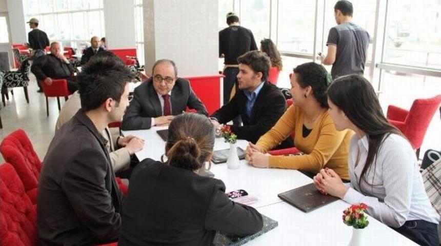 Pa&uuml; Rekt&ouml;r&uuml; Bağcı, &Ouml;ğrencilerle Kafede Buluştu