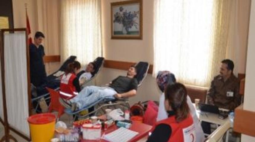 Hastane &Ccedil;alışanlarından Kan Bağışı