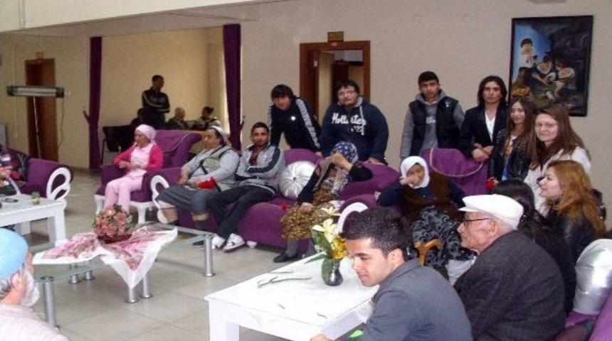 &Uuml;niversite &Ouml;ğrencilerinden Yaşlılara Karanfil